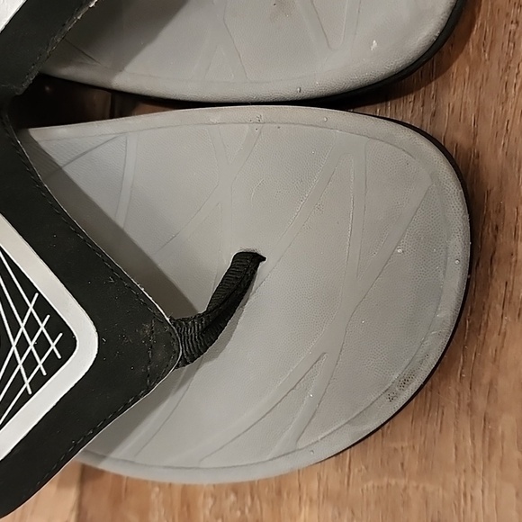 Vionic Men's Flip Flops Black, Gray and Silver size 10 - Picture 2 of 11
